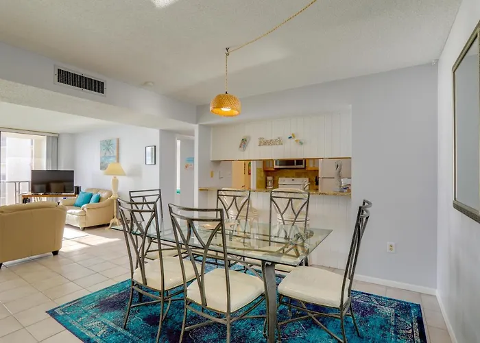 Dolphin & Manatee Viewing From 15th Floor & Pool! Holiday home *
